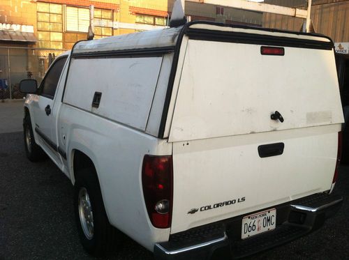 2004 chevy colorado pickup,white,cap,auto ,4cyl great on gas