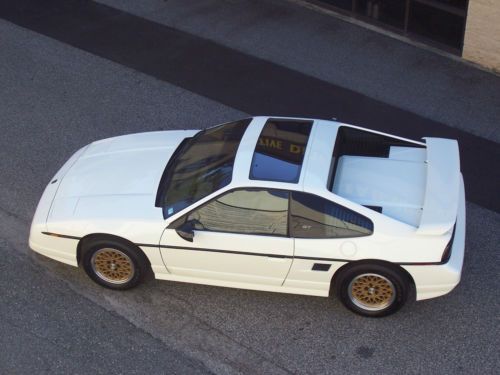 Awesome near flawless 1988 pontiac fiero gt 5-speed low miles future collectible