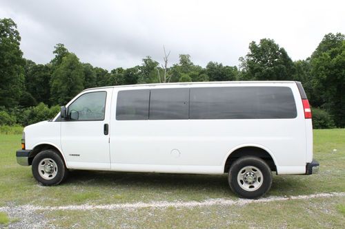 2004 chevrolet 3500 express passenger van white