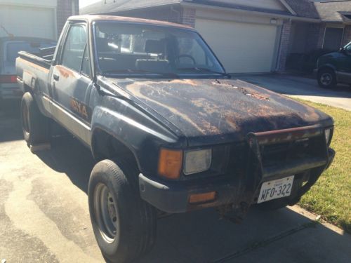 1986 toyota pickup 4x4 sr5  22r turbo ....rare  5spd...barn find!!!!