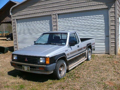 For sale 1988 mitsubitshi mightymax pickup truck