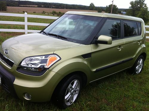 2011 kia soul 27k miles sunroof 1-owner xm radio still under warranty