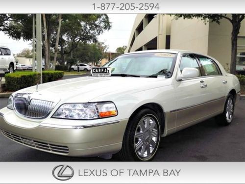 Lincoln town car 38k mi v8 one owner clean carfax navi rwd rear cam