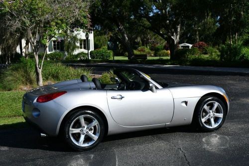 2006 pontiac solstice 2 door convertible w/premium, power and convenienc