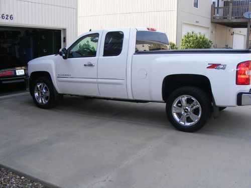 2012 chevrolet silverado 1500 ext cab 4x4-7900 miles-like new