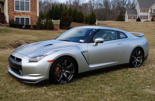 2009 nissan gt-r premium coupe 2-door 3.8l only 16k low reserve