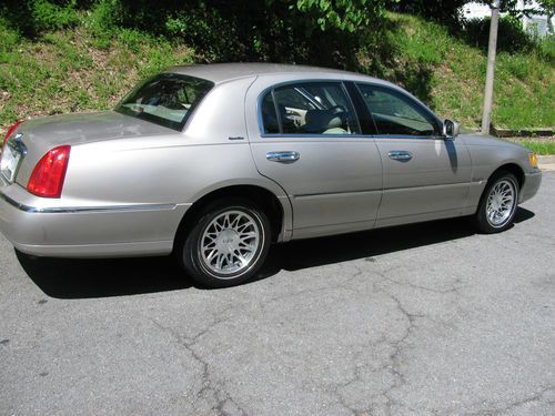 2000 lincoln town car signature sedan 4-door 4.6l