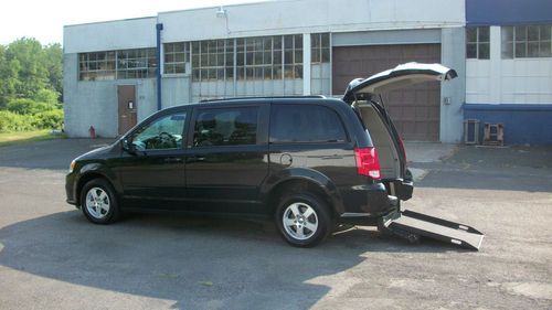 2011 dodge grand caravan mainstreet wheelchair handicap mobility van 4-door 3.6l