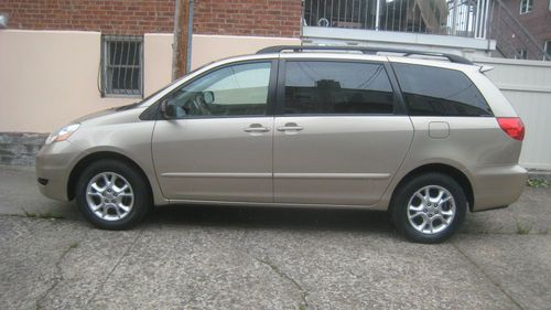 Toyota 06 sienna le awd-v6, loaded 7 pass. 76k  dvd navigation no reserve!