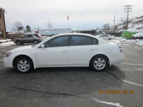 2005 nissan altima s sedan ?  2.5l 4 -door ? rare 5-speed manual no reserve!!!