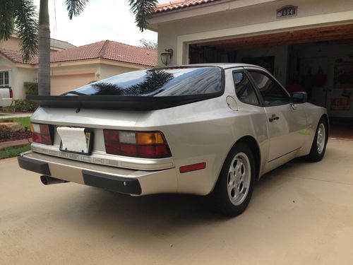 1986 porsche 944 base coupe 2-door 2.5l