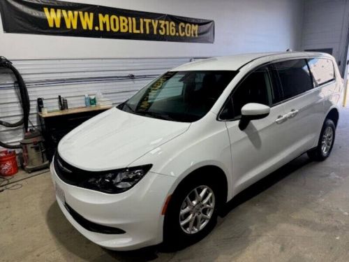 2022 chrysler voyager lx 4dr mini van