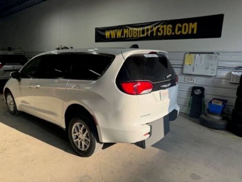 2022 chrysler voyager lx 4dr mini van