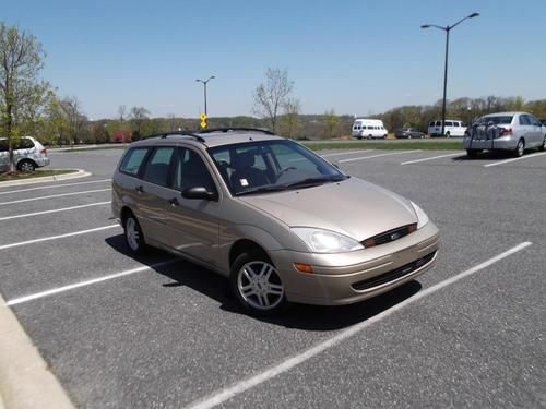 Ford focus se station wagon 4-door 4cylinder gold, runs great no reserve