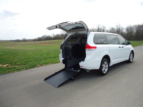 2011 toyota sienna wheelchair/handicap ramp van rear entry conversion