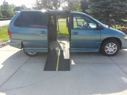 1999 dodge grand caravan handicap/wheelchair accessible with auto ramp