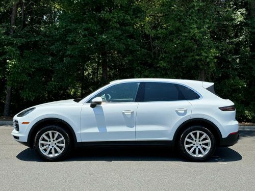 2023 porsche cayenne panoramic sunroof / 19in sport wheels