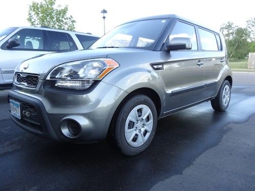 2013 kia soul base hatchback 4-door 1.6l with tow bar!!