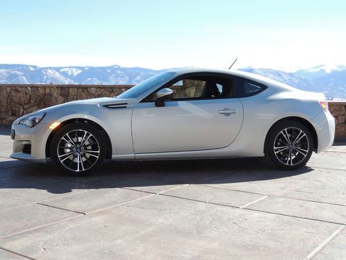 2013 subaru brz premium in like  new condition