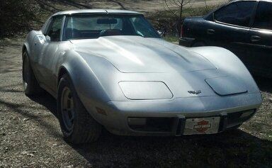 1977 silver corvette