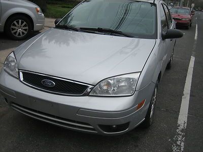 2007 ford focus se. nice little car. w/ full warranty!  no reserve! bid2win!!