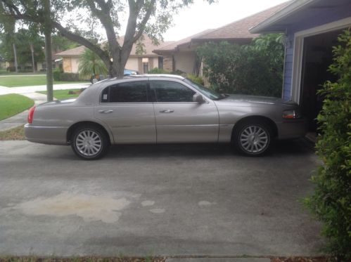 2003 lincoln town car signature sedan 4-door 4.6l beige w/beige leather