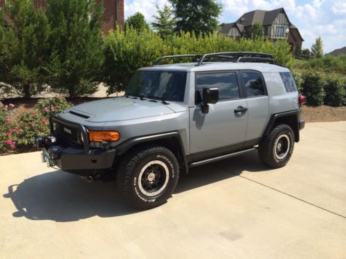 Toyota fj cruiser trail teams with warn winch, kc lights only 7800 miles